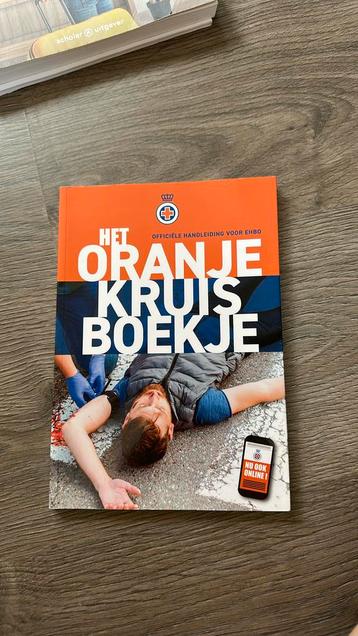 Het oranje kruis boekje EHBO beschikbaar voor biedingen
