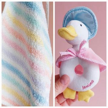 Twee slabbetjes en een Beatrix Potter Jemima rammelaar beschikbaar voor biedingen