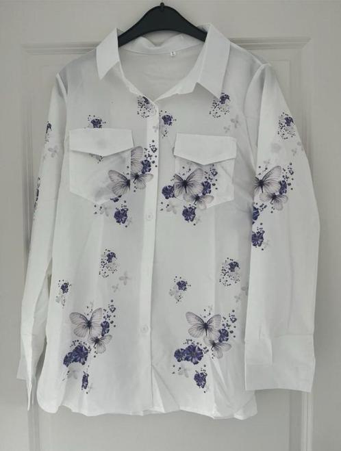 NIEUW - Witte polyester blouse met vlinders maat L, Kleding | Dames, Blouses en Tunieken, Nieuw, Maat 42/44 (L), Wit, Ophalen of Verzenden