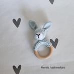 Handgemaakte rammelaar konijn op bijtring, Ophalen of Verzenden, Nieuw, Kraamcadeau