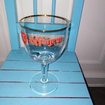 Affligem borrelplankje met 2 Affligem bierglazen beschikbaar voor biedingen