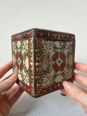 Prachtig vintage (thee)blik met motief, 10x10x10cm. 60s 70s beschikbaar voor biedingen
