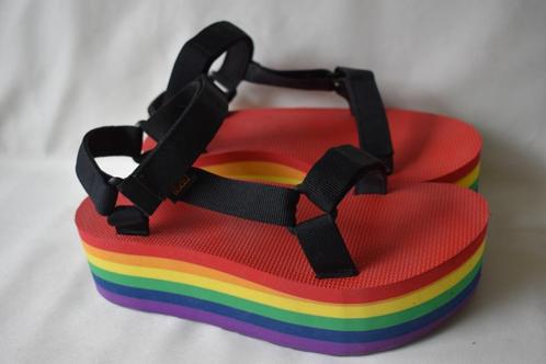 Juni'25 TEVA maat 41 sandalen rainbow platform NIEUWSTAAT, Kleding | Dames, Schoenen, Zo goed als nieuw, Sandalen of Muiltjes