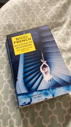Nicci French - Wachten op woensdag, Boeken, Thrillers, Gelezen, Ophalen of Verzenden, Nicci French