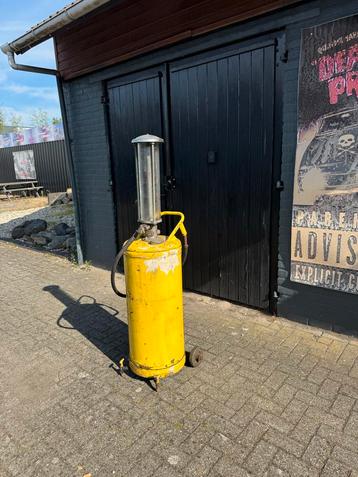 Oude 2 Takt benzinepomp beschikbaar voor biedingen