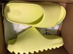 Yeezy slide glow green 40, Kleding | Heren, Schoenen, Ophalen of Verzenden, Zo goed als nieuw, Overige kleuren