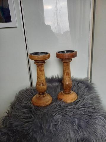 2 Mooie Houten Kandelaars beschikbaar voor biedingen
