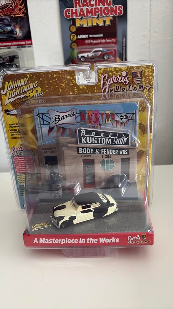 Johnny Lightning 1949 Mercury Coupe diorama 1/64, Ophalen of Verzenden, Nieuw, Auto