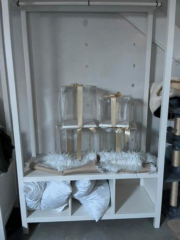 Twee open kledingkasten beschikbaar voor biedingen