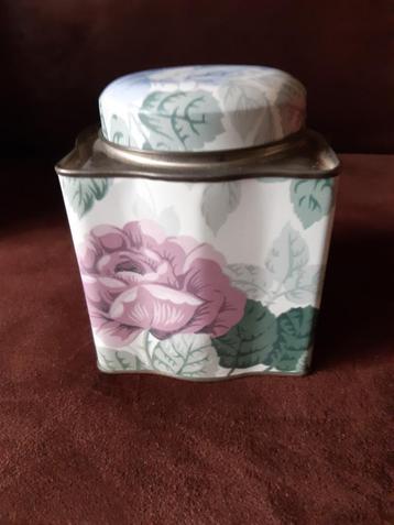 Vierkant blikje en rond blikje met bloemenprint  beschikbaar voor biedingen