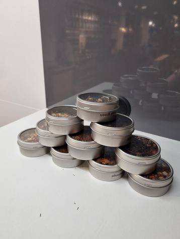 Agatha's Bester magnetische theeblikjes beschikbaar voor biedingen