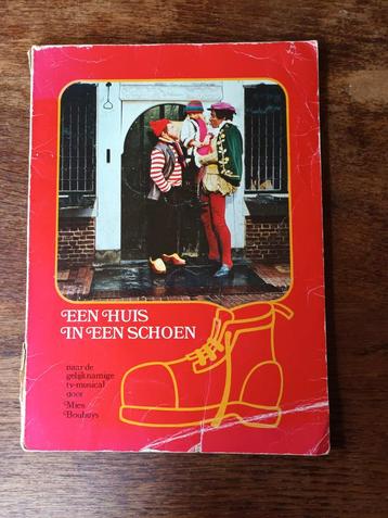 Vintage boek een huis in een schoen beschikbaar voor biedingen