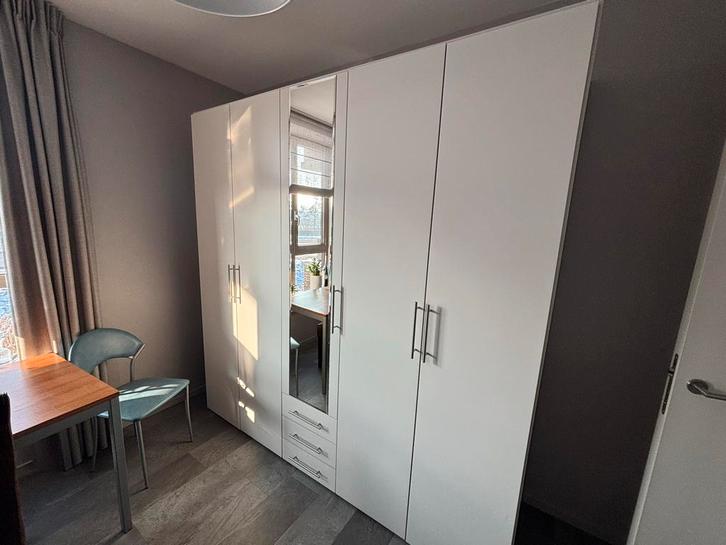 Ruime witte kledingkast met spiegel, Huis en Inrichting, Kasten | Kledingkasten, Zo goed als nieuw, 200 cm of meer, 50 tot 75 cm