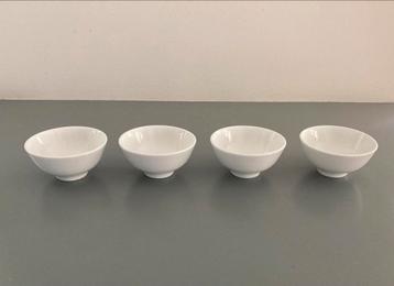 4 kleine witte kommetjes kommen op een voetje beschikbaar voor biedingen