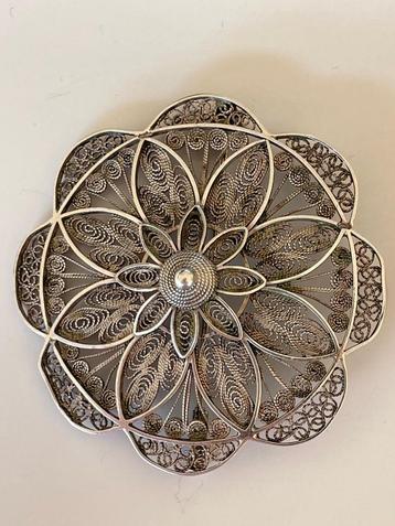 Broche bloem beschikbaar voor biedingen