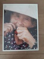 Originele ingelijste foto van indonesische vrouw, 1980 tot heden, Foto, Zo goed als nieuw, Buitenland