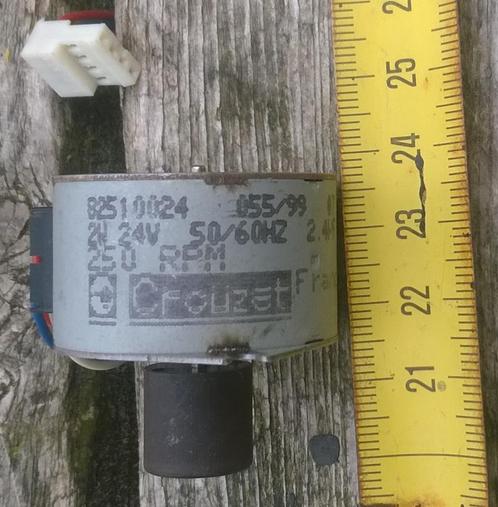 Electromotor, 24 Volt AC 50/60 Hz 250 rpm 2 Watt, Hobby en Vrije tijd, Elektronica-componenten, Gebruikt, Ophalen of Verzenden
