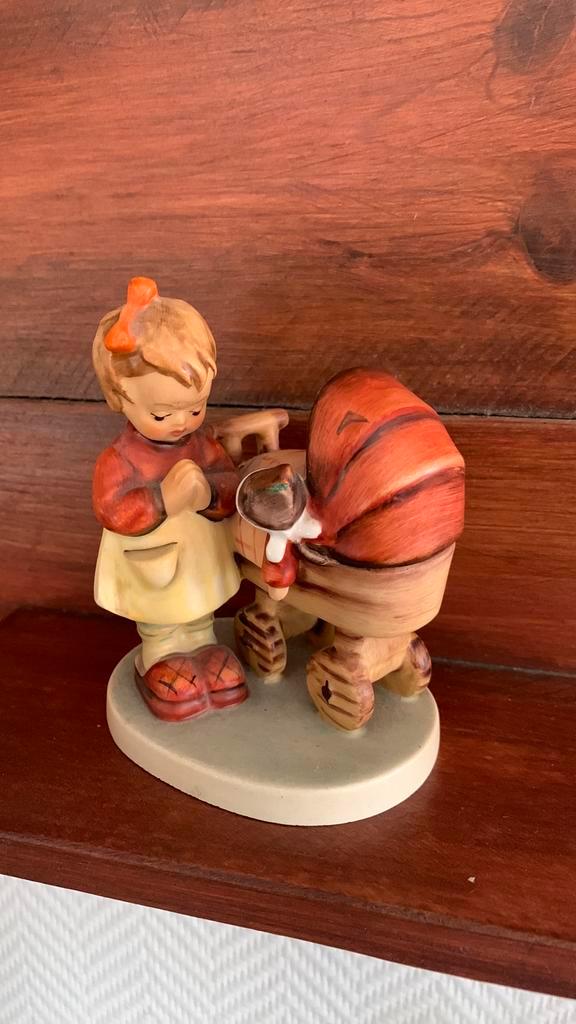 Hummel beeldje Doll Mother Hum 67, Verzamelen, Beelden en Beeldjes, Gebruikt, Hummel, Ophalen of Verzenden