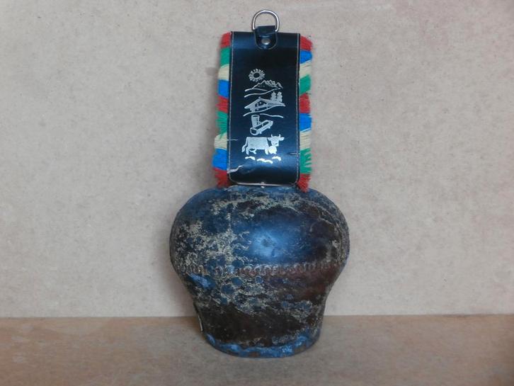 Oude koebel Zwitserse koe bel met halsband koeienbel groot, Antiek en Kunst, Antiek | Koper en Brons, Ophalen of Verzenden