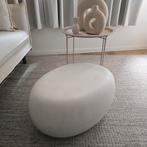 Goossens VTwonen Salontafel Pebble Beton 65x31x49 — NIEUW, Huis en Inrichting, Ophalen, 50 tot 100 cm, Nieuw, 50 tot 100 cm