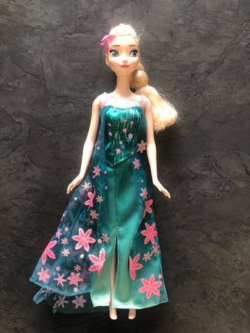 Elsa pop ong.30Cm(l)x7cm(b)x4cm(voor naar achterkant)z.g.a.n beschikbaar voor biedingen