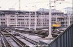 h1059: dia van HTM PCC 12??, Den Haag CS, '80s, Verzamelen, Ophalen of Verzenden, Gebruikt, Tram, Kaart of Prent