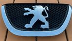 Peugeot 107 embleem grill 2009, Ophalen of Verzenden, Peugeot, Bumper