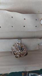 RING: zilverkleurig*bolvorm met bruine/roze strass steentjes, Gebruikt, IJzer of Staal, 19 tot 20, Ophalen of Verzenden