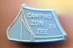 Camping zon en zee plastic tent speldje ( V_026 ), Verzamelen, Speldjes, Pins en Buttons, Speldje of Pin, Stad of Land, Zo goed als nieuw