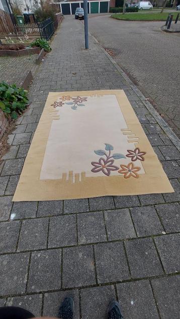 Creme beige tapijt zo goed als nieuw T.E.A.B. beschikbaar voor biedingen