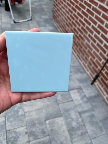 Lichtblauwe tegels van 10 x 10 cm. (50 stuks) beschikbaar voor biedingen