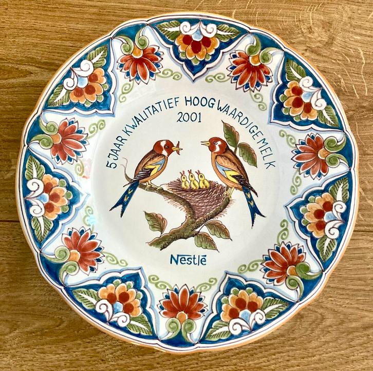 Puntgaaf Wandbord Makkum aardewerk Nestle bord jubileum, Antiek en Kunst, Antiek | Wandborden en Tegels, Ophalen of Verzenden