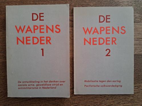 De wapens neder 1 & 2 [antimilitarisme, pacifisme], Boeken, Politiek en Maatschappij, Zo goed als nieuw, Maatschappij en Samenleving