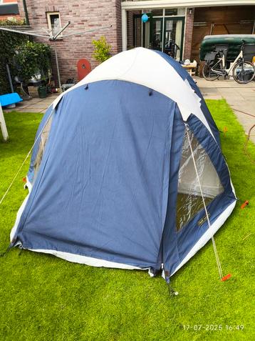 Kleine bijzet tent of tent om te logeren  beschikbaar voor biedingen