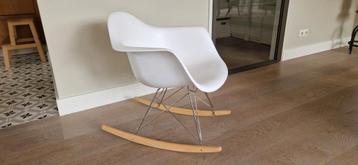 Replica Eames schommelstoel wit met houten onderstel. beschikbaar voor biedingen
