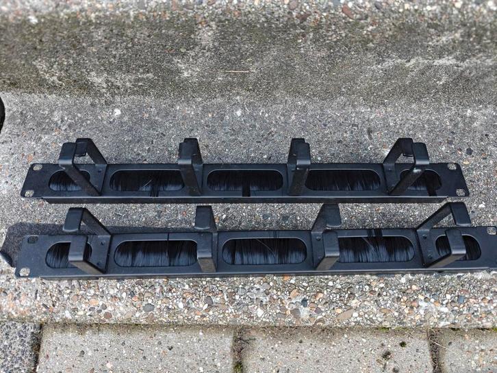 Patch paneel met gleuven + kooimoeren, Computers en Software, Serverkasten, Zo goed als nieuw, Ophalen