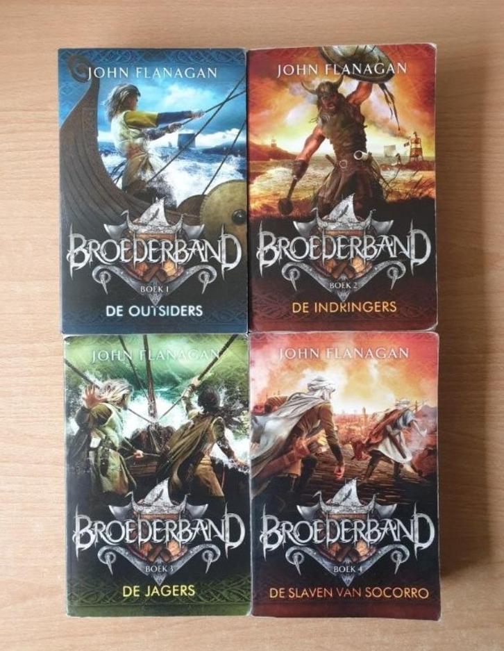John Flanagan - Broederband 1 t/m 4, Boeken, Fantasy, Gelezen, Ophalen of Verzenden