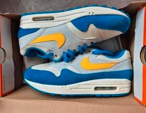 Nike Air Max 1 Amarillo Signal Blue - maat 42, Kleding | Heren, Schoenen, Zo goed als nieuw, Sneakers of Gympen, Blauw, Ophalen of Verzenden