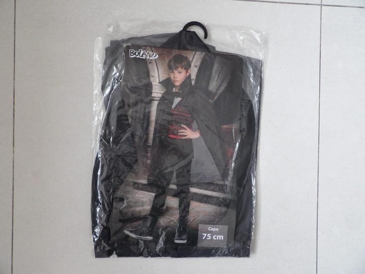 NIEUW 2 zwarte HALLOWEEN/VAMPIER/DRACULA capes 75 cm, Hobby en Vrije tijd, Feestartikelen, Nieuw, Kostuum, Halloween of Griezel