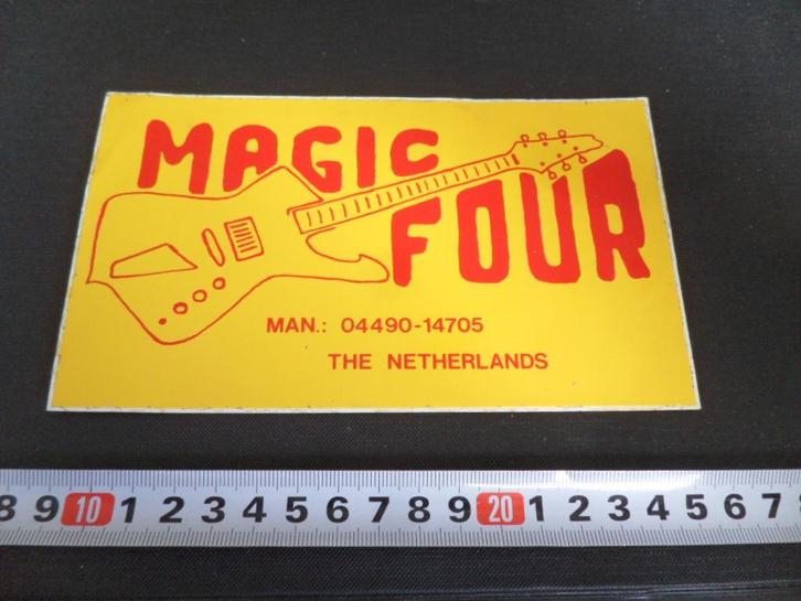 sticker Sittard  MAGIC FOUR   04490-14705, Verzamelen, Stickers, Zo goed als nieuw, Bedrijf of Vereniging, Ophalen