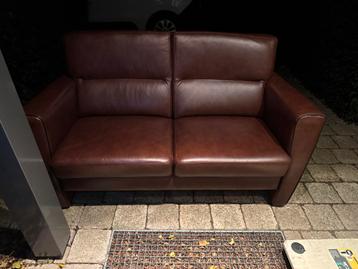 Leuke nette bruin leren bank , zit als n koning op n troon beschikbaar voor biedingen