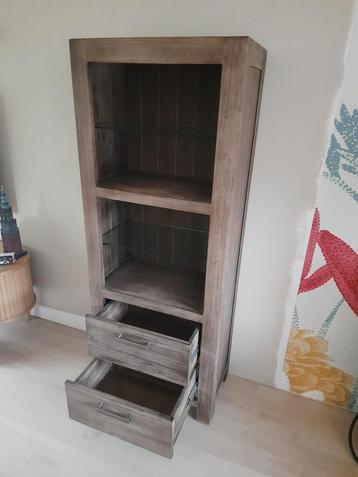Houten vitrine/ ladekast beschikbaar voor biedingen