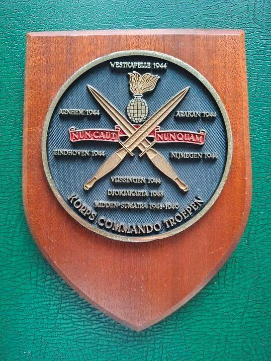 Wapenschild/ Korps Commando Troepen/ NUNCAUT NUNQUAM, Verzamelen, Militaria | Algemeen, Landmacht, Embleem of Badge, Nederland
