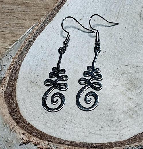 zilverkleurige unalome oorbellen, Sieraden, Tassen en Uiterlijk, Oorbellen, Overige materialen, Zilver, Ophalen of Verzenden