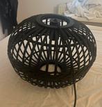 Zwarte rotan hanglamp, Huis en Inrichting, Lampen | Hanglampen, Ophalen, Zo goed als nieuw