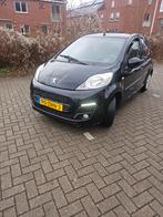 Peugeot 107 1.0 12V 5DR 2013 Zwart Airco, Auto's, Voorwielaandrijving, Elektrische ramen, 4 stoelen, Origineel Nederlands