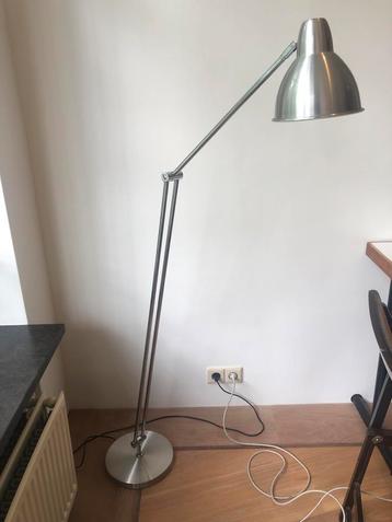Industriele Staande Lamp beschikbaar voor biedingen