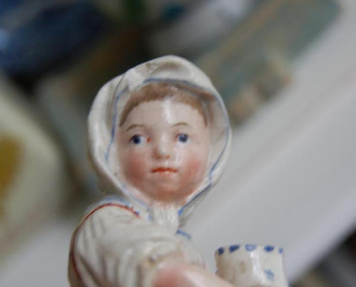 Antiek Damm Hoechst beeldje: meisje met kruik, Antiek en Kunst, Kunst | Beelden en Houtsnijwerken, Ophalen