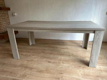 Eettafel beschikbaar voor biedingen