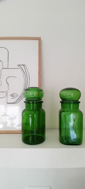 Twee vintage apothekers potten beschikbaar voor biedingen